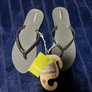 NWT black flipflops